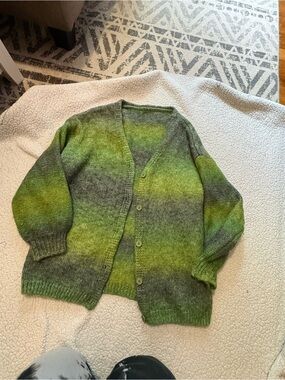 Women’s Green Gradient V-Neck Cardigan Sweater